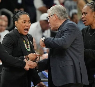 Auriemma diz que críticos ficavam à espreita antes do confronto com Staley no Final Four