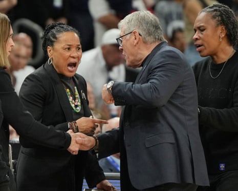 Auriemma diz que críticos ficavam à espreita antes do confronto com Staley no Final Four
