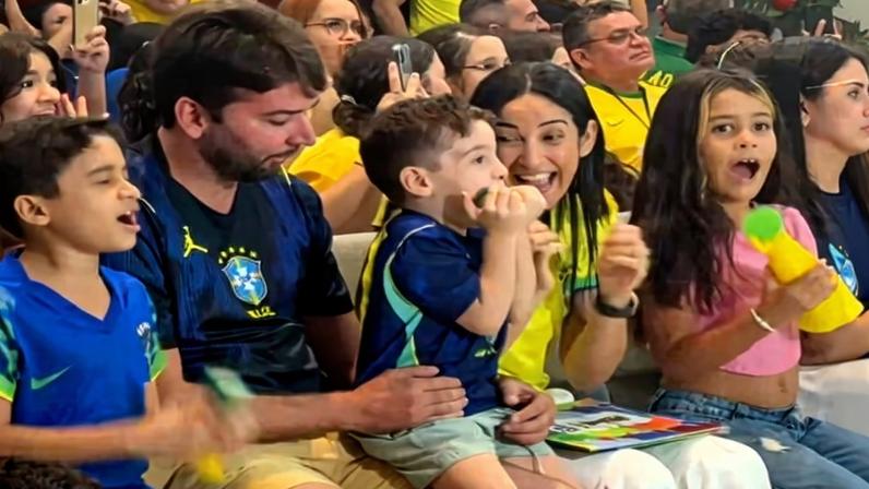 Menino que viralizou ao orar por Neymar celebra convocação na igreja