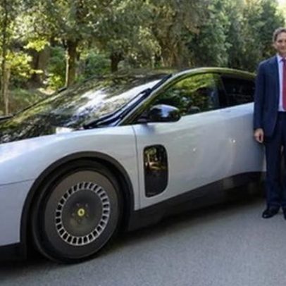 Papa Leão vê de perto a primeira Ferrari totalmente elétrica vídeo
