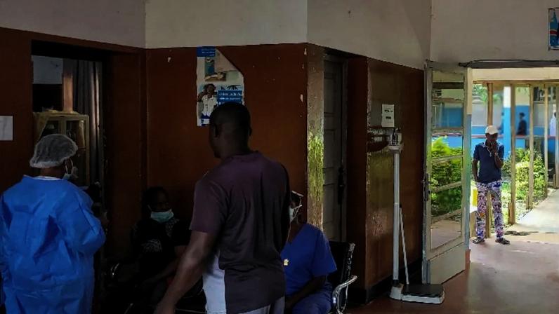 Pessoas em hospital no Congo após confirmação de surto de Ebola 16 de maio de 2026 REUTERS/Victoire Mukenge