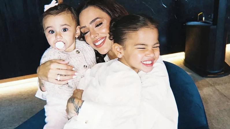 Bruna Biancardi abre álbum de fotos e filhas com Neymar roubam a cena