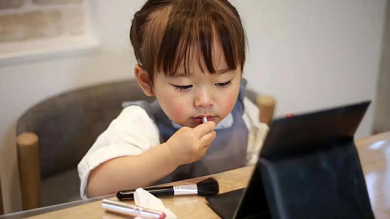 Uso de cosméticos por crianças cresce e especialistas alertam para riscos à pele infantil; saiba como montar uma rotina segura