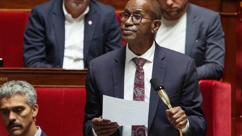 Max Mathiasin, deputado por Guadalupe, do grupo Liberdades, Independentes, Ultramarinos e Territórios, é o relator do projeto de lei sobre a revogação do "Código Negro", na Assembleia Nacional em 28 de maio de 2026.