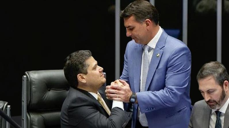 O senador Flávio Bolsonaro (PL/RJ) e o presidente do Senado, Davi Alcolumbre (União Brasil/AP), durante a derrubada do veto presidencial sobre o projeto de dosimetria