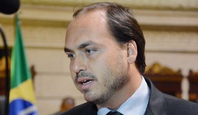 Carlos Bolsonaro afirma que Flávio não repetirá erros do pai