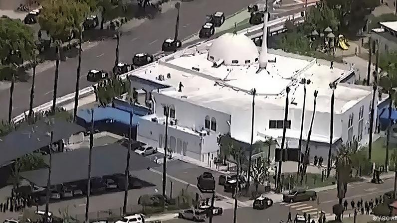 Carros da polícia cercaram a mesquita de San Diego