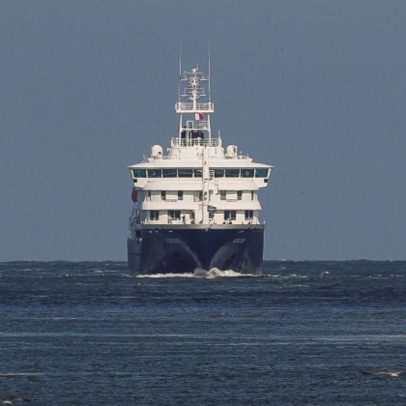 Navio com hantavírus chega a Roterdã; tripulação em quarentena e desinfecção