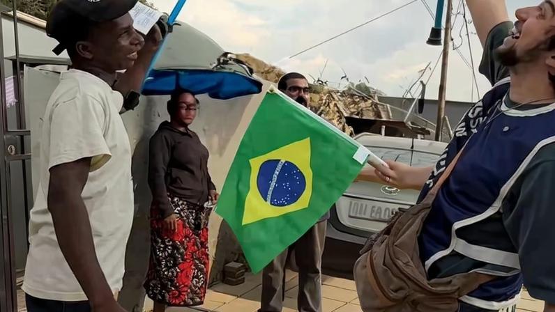 Homem abandona muletas após oração nas ruas da África do Sul