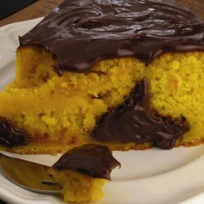 Bolo de cenoura com brigadeiro une sabor prático e delicioso