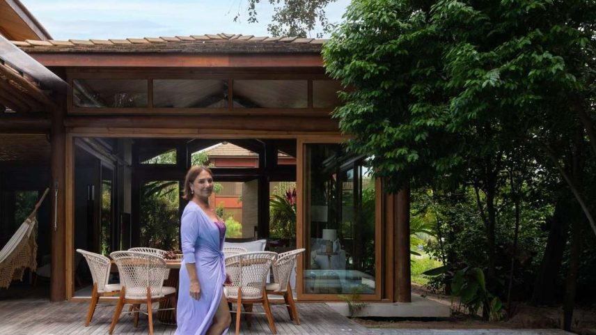 365m², 5 suítes, madeira nobre e armários de quarto sem portas e gavetas: atriz da novela 'Avenida Brasil', Heloísa Périssé tem casa de praia estilo playground na BA.