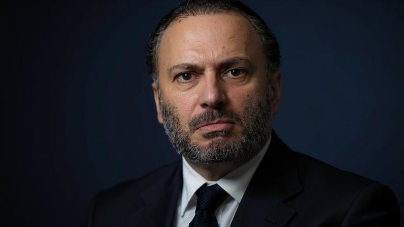 Anwar Gargash, conselheiro diplomático do presidente dos Emirados Árabes Unidos (EAU), faz uma pausa durante um discurso na Chatham House, em Londres