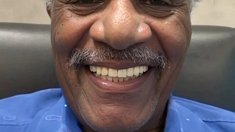 Tony Tornado completou 96 anos de idade no dia 26 de maio de 2026 e contou em entrevista que encara essa fase da vida com muita tranquilidade e gratidão. Tony disse que, apesar da idade, continua olhando para o futuro e fazendo novos planos profissionais. Segundo ele, o desejo de trabalhar, fazer shows e atuar segue sendo uma motivação diária. “Enquanto eu tiver saúde e amor pelo que faço, quero continuar vivendo a arte intensamente. O trabalho me mantém vivo”, declarou.