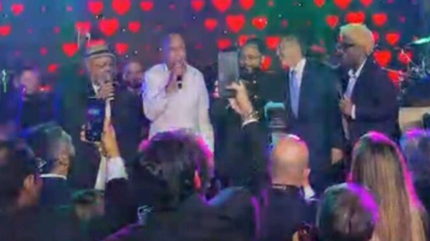 MInistro Nunes Marques no palco cantando com sambistas
