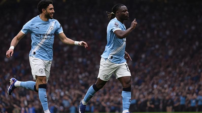 Cherki, do Manchester City, disputa a bola com Jensen e Aaron Hickey, do Brentford.