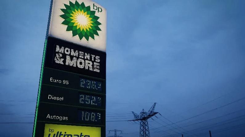Preços dos combustíveis são exibidos em um quadro em um posto de gasolina da BP em Afferden, Holanda, em 13 de abril de 2026 REUTERS/Piroschka van de Wouw
