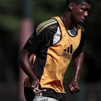 Flamengo tem reforço de jovens da base no treino