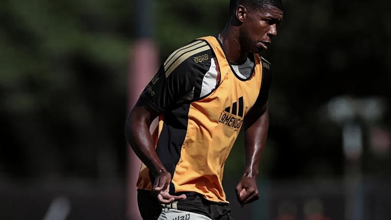 João Victor participou do treino do Flamengo desta quinta-feira (28/5) –