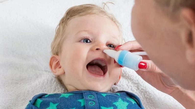 Veja como fazer lavagem nasal em bebês da forma correta