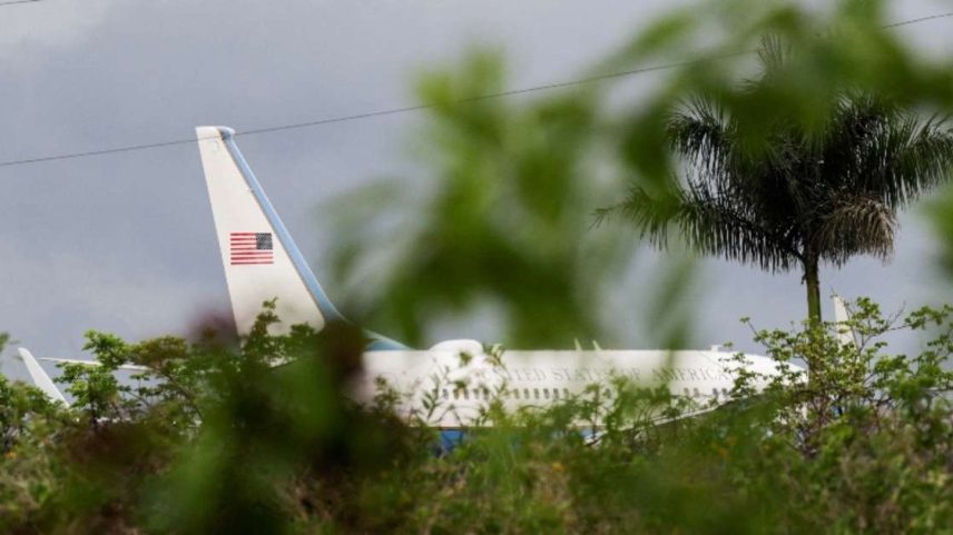 Avião do governo dos EUA é visto no Aeroporto Internacional de Havana 14 de maio de 2026 REUTERS/Norlys Perez