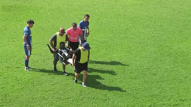 Jogador afunda em maca durante partida do Paulista