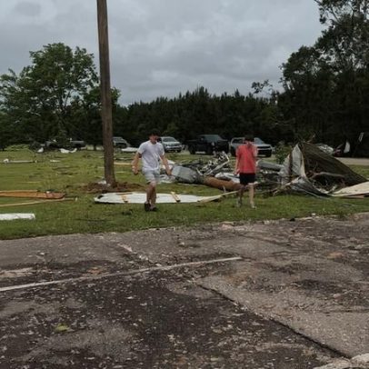 Cristãos sobrevivem após louvar durante tornado que destruiu igreja