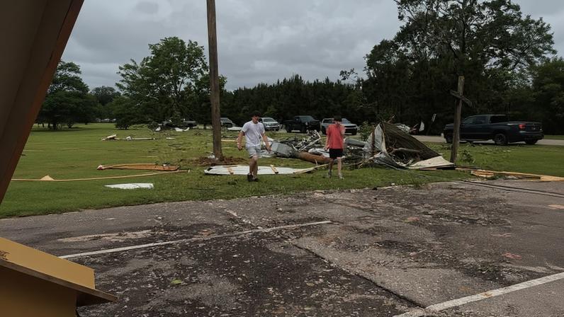 O templo foi devastado pelo tornado. (Foto: Facebook/Coaltown Baptist Church).