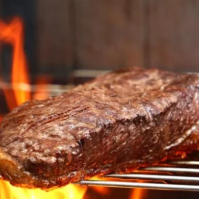 Truque secreto dos churrasqueiros deixa carne mais suculenta, dizem especialistas