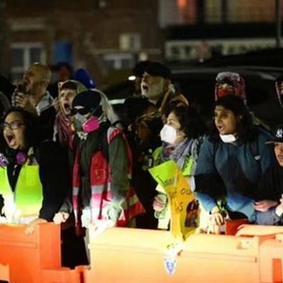 Manifestantes enfrentam agentes da ICE em frente a centro de detenção em NJ
