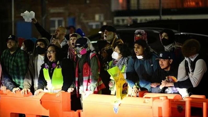 Manifestantes enfrentam agentes da ICE em frente a centro de detenção em NJ