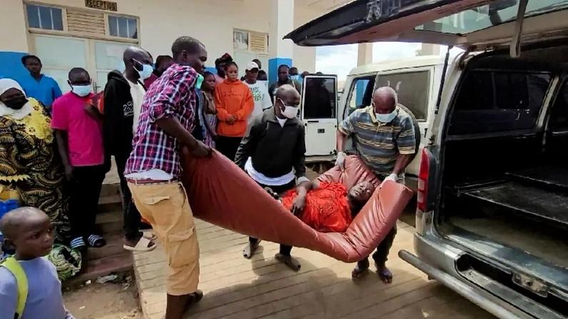 Um homem é carregado de uma ambulância ao chegar ao Hospital Geral de Referência de Bunia após a confirmação de um surto de Ebola envolvendo a cepa Bundibugyo em Bunia, província de Ituri, República Democrática do Congo, em 16 de maio de 2026. Foto tirada com um telefone celular. REUTERS/Victoire Mukenge