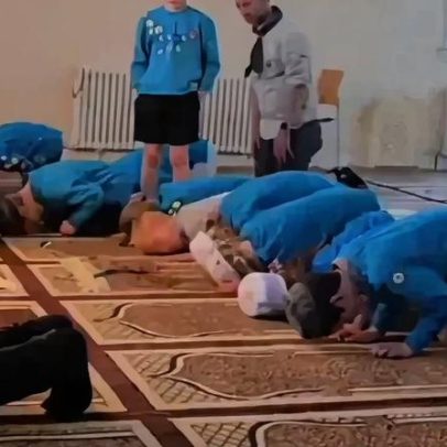 Jovem que não se ajoelhou em mesquita é comparado à história de Daniel