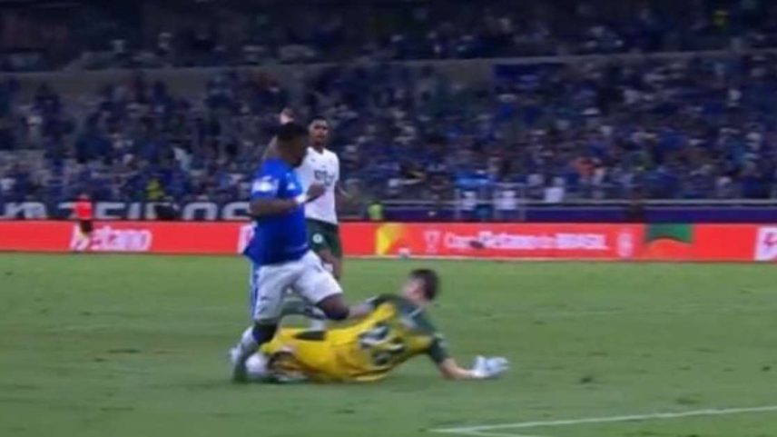 Tadeu, goleiro do Goiás, machuca a perna esquerda e sai do campo do Mineirão diretamente para o hospital –