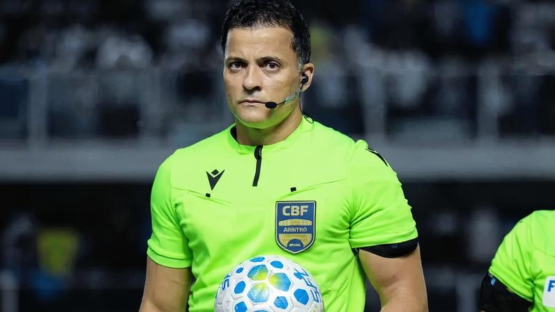 Savio Pereira Sampaio apita o duelo (Foto: Sports Press Photo / Sports Press Photo/Fotoarena/Folhapress)