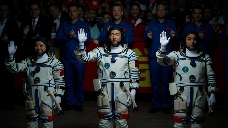 China lança missão tripulada com três tripulantes visando ambições lunares