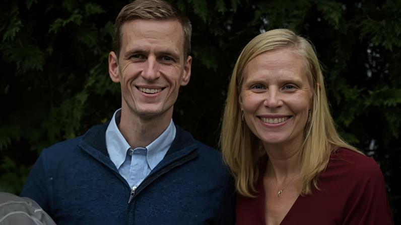 Peter e Rebekah Stafford, que têm quatro filhos pequenos, se mudaram para a África em 2019. (Foto: Serge)