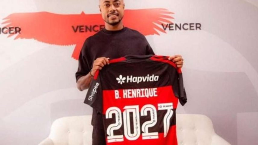 Ao lado da família, Bruno Henrique assina novo contrato com o Flamengo –