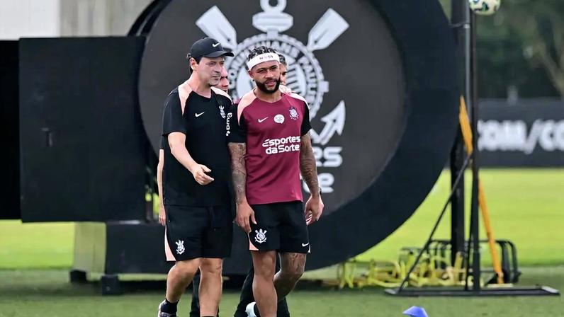 Memphis Depay e Fernando Diniz (Foto: Eduardo Carmim/Photo Premium/Folhapress)