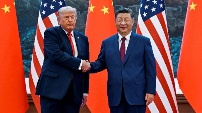O presidente dos EUA, Donald Trump, participa de eventos no Grande Salão do Povo e faz uma saudação com o presidente da República Popular da China, Xi Jinping, em 14 de maio de 2026, em Pequim, China, durante uma viagem focada em comércio, segurança regional e fortalecimento dos laços bilaterais entre as duas maiores economias do mundo. Kenny Holston/Pool via REUTERS/File Photo