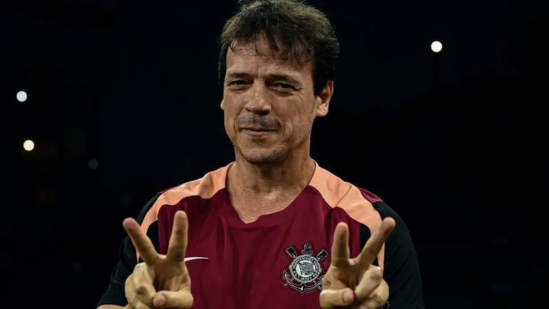 Fernando Diniz vive bom momento no Corinthians (Foto: Roberto Sungi/AtoPress/Folhapress)