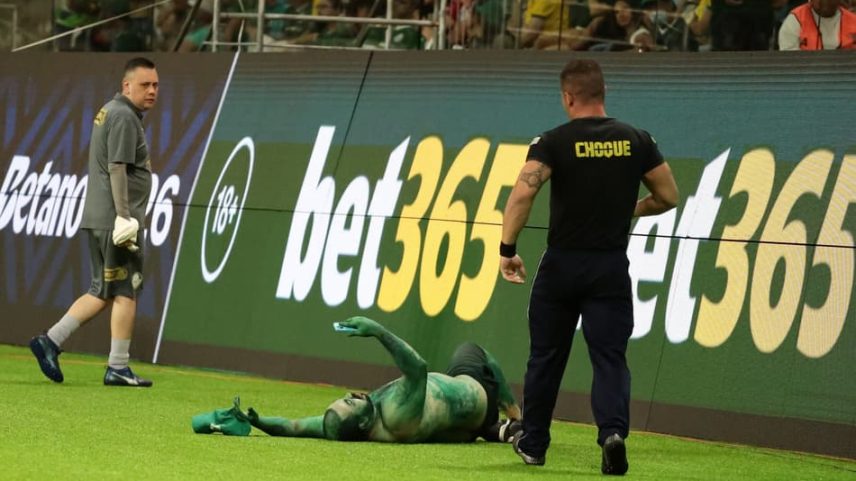 Torcedor fantasiado de "Hulk" tenta invadir gramado no Allianz Parque (Foto: Peter Leone/Ofotográfico/Folhapress)