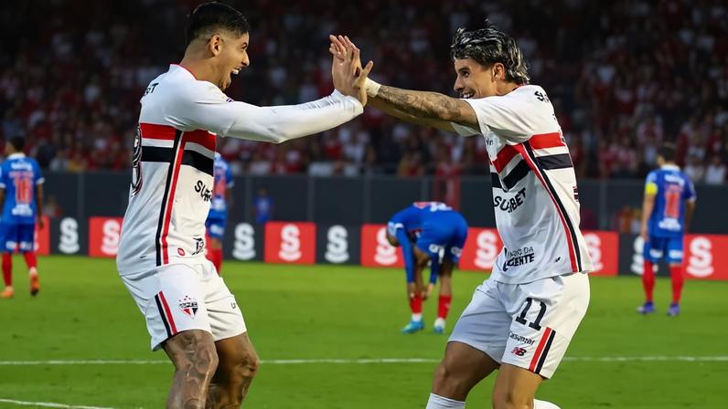 Ferreirinha, à direita, deve ser titular no ataque tricolor desta noite (Foto: Theo Daolio/Ekobanpress/Folhapress).