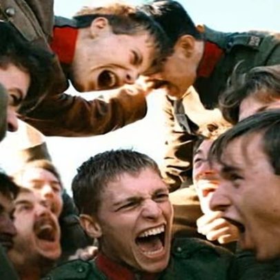 Crítica de Coward: soldados encontram escape e romance na troupe de guerra