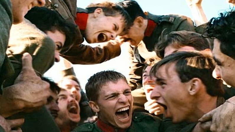 Crítica de Coward: soldados encontram escape e romance na troupe de guerra