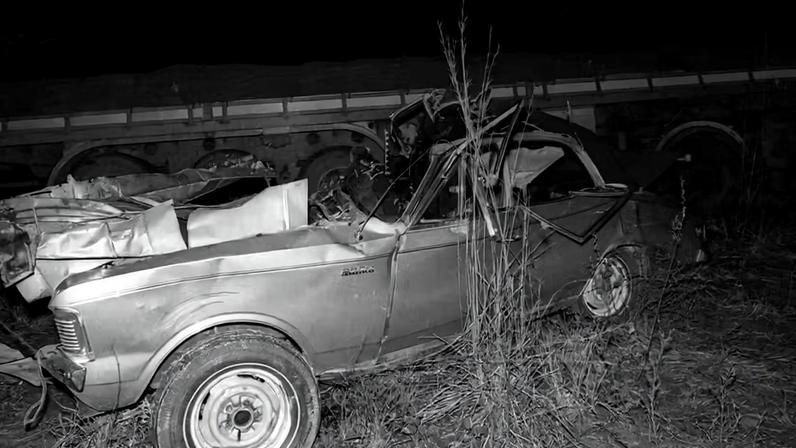 Carro onde estava Juscelino Kubitschek após choque contra uma carreta, em agosto de 1976