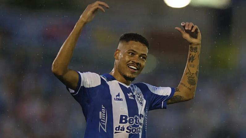 Kleiton comemora gol marcado pelo Paysandu (Foto: Fernando Torres/AGIF/Folhapress)