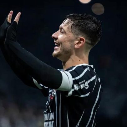 Bidon, do Corinthians, dedica gol à mãe e celebra vitória.