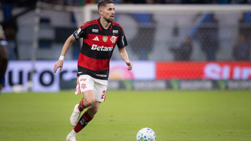 Jorginho em Grêmio x Flamengo: meia foi decisivo na defesa e na criação de jogadas (Foto: Maxi Franzoi/AGIF/Folhapress)