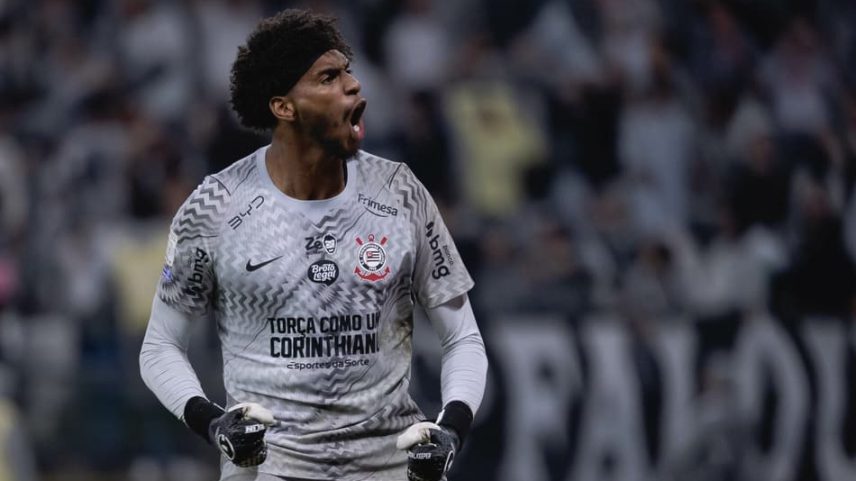 Hugo Souza utilizou uniforme cinza contra o São Paulo (Foto: Ettore Chiereguini/AGIF/Folhapress)