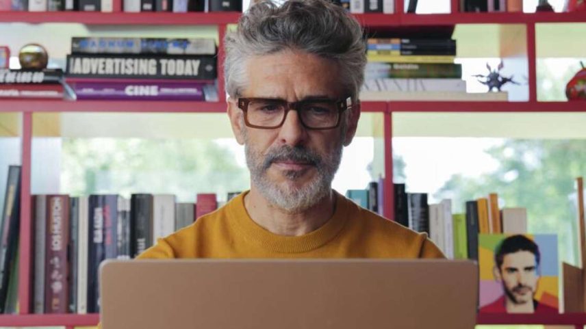 Raúl, personagem vivido por Leonardo Sbaraglia, é um cineasta em plena crise criativa em “Autoficção”, filme que Pedro Almodóvar apresenta no 79° Festival de Cannes.